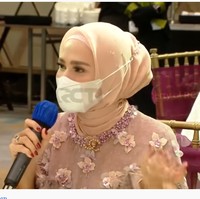 Artis yang populer dengan lagu Teman Tapi Mesra ciptaan Maia Estianty itu melengkapi penampilannya dengan gaya hijab segita simpel yang dililitkan ke dalam busananya.Foto: Dok. YouTube RCTI - ENTERTAINMENT