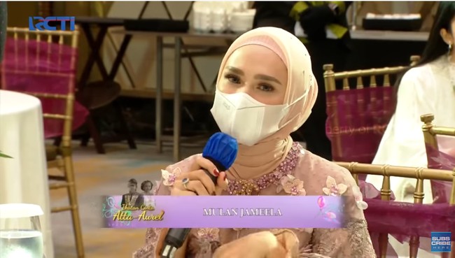 Mulan Jameela mengenakan dress yang dihiasi dengan detail bunga dan bebatuan saat menghadiri lamaran Aurel Hermansyah dan Atta. Dia menambah glamour penampilannya dengan menyematkan bros dari brand Chanel. Foto: Dok. YouTube RCTI - ENTERTAINMENT