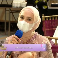 Mulan Jameela mengenakan dress yang dihiasi dengan detail bunga dan bebatuan saat menghadiri lamaran Aurel Hermansyah dan Atta. Dia menambah glamour penampilannya dengan menyematkan bros dari brand Chanel. Foto: Dok. YouTube RCTI - ENTERTAINMENT