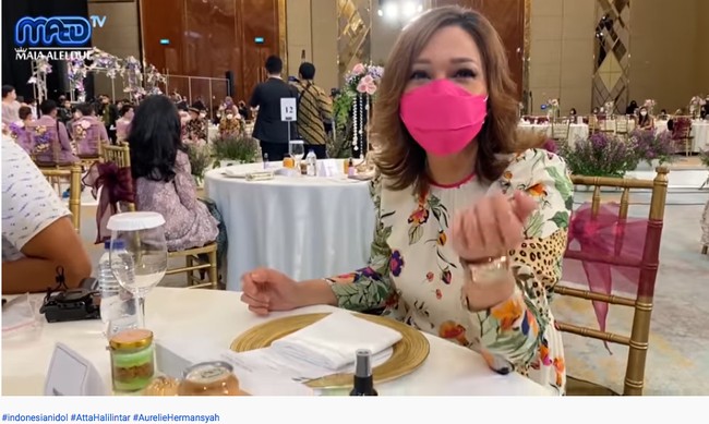 Mantan pasangan duet duo Ratu itu menghadiri acara lamaran Aurel Hermansyah dan Atta Halilintar yang digelar Sabtu (13/3/2021). Berada di tempat yang sama, keduanya duduk berjauhan. Foto: Dok. YouTube MAIA ALELDUL TV