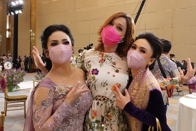 Sementara itu Maia Estianty hadir di lamaran Aurel dan Atta tanpa didampingi suaminya Irwan Mussry. Maia memilih datang bersama rekan-rekan juri Indonesian Idol seperti Judika dan Ari Lasso. Pada acara lamaran ini, Maia menyempatkan diri berfoto bersama Krisdayanti dan Yuni Shara. Foto: Dok. YouTube MAIA ALELDUL TV