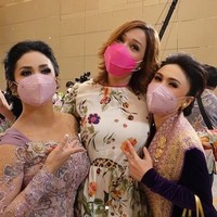 Sementara itu Maia Estianty hadir di lamaran Aurel dan Atta tanpa didampingi suaminya Irwan Mussry. Maia memilih datang bersama rekan-rekan juri Indonesian Idol seperti Judika dan Ari Lasso. Pada acara lamaran ini, Maia menyempatkan diri berfoto bersama Krisdayanti dan Yuni Shara. Foto: Dok. YouTube MAIA ALELDUL TV