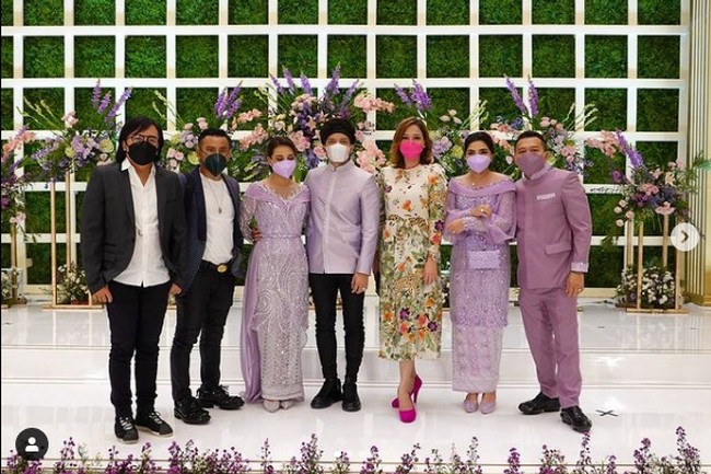 Maia tampak anggun dalam balutan dress floral. Dia melengkapi penampilannya dengan sepatu berwarna pink fuschia yang matching dengan warna maskernya. Foto: Dok. YouTube RCTI - ENTERTAINMENT