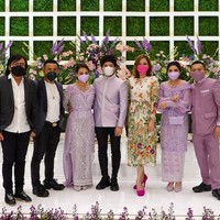 Maia tampak anggun dalam balutan dress floral. Dia melengkapi penampilannya dengan sepatu berwarna pink fuschia yang matching dengan warna maskernya. Foto: Dok. YouTube RCTI - ENTERTAINMENT