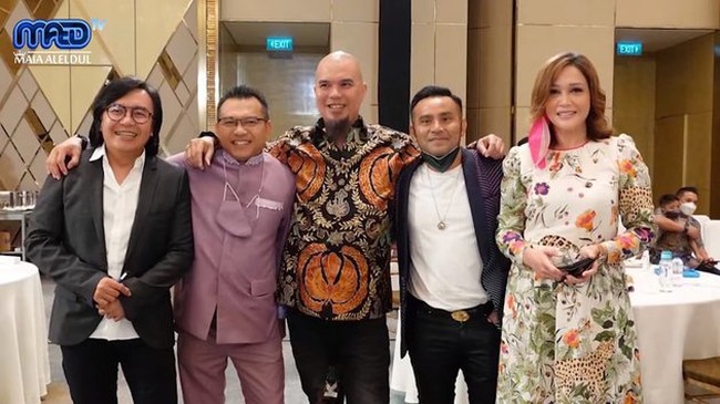 Maia Estianty berpose bersama Anang dan rekan juri Indonesian Idol, Judika serta Ari Lasso. Ada juga Ahmad Dhani ikut bergaya bersamanya yang tidak ditemani Mulan Jameela saat berpose. Foto: Instagram @ maiaestiantyreal