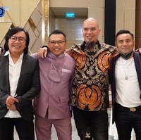 Maia Estianty berpose bersama Anang dan rekan juri Indonesian Idol, Judika serta Ari Lasso. Ada juga Ahmad Dhani ikut bergaya bersamanya yang tidak ditemani Mulan Jameela saat berpose. Foto: Instagram @ maiaestiantyreal