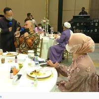 Mulan Jameela duduk berdekatan dengan suaminya Ahmad Dhani yang juga hadir di lamaran Aurel dan Atta. Dhani tampak memakai batik lengan panjang, sedangkan Mulan mengenakan dress cantik berwarna pink. Foto: Dok. YouTube RCTI - ENTERTAINMENT