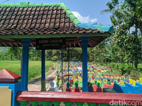 Makam di Desa Karangjoho, Kecamatan Badegan, Ponorogo ini tampil beda. Semua kuburan dicat warna-warni untuk menghilangkan kesan seram.