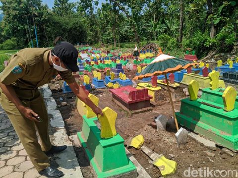 Makam di Desa Karangjoho, Kecamatan Badegan, Ponorogo ini tampil beda. Semua kuburan dicat warna-warni untuk menghilangkan kesan seram.