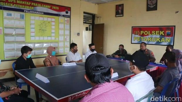 Mediasi pihak keluarga Suharto dan Sukendro yang bersengketa soal akses jalan di Polsek Petarukan, Pemalang, Sabtu (13/3/2021)