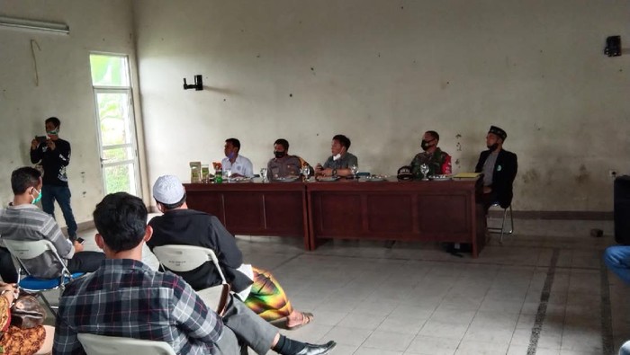 Mediasi warga dengan Hesti Sutrisno yang pelihara 70 ekor anjing di Tenjolaya, Kabupaten Bogor
