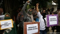 Mereka hendak menghadiri sidang perdana HRS terkait kasus kerumunan dan tes swab.