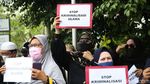 Melihat Emak-emak Pendukung HRS Beraksi di PN Jaktim