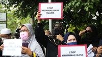 Para emak-emak ini membawa berbagai poster salah satunya bertuliskan stop kriminalisasi ulama