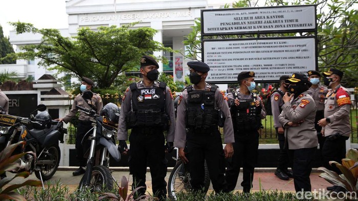 Para pendukung Habib Rizieq Shihab yang terdiri dari laki-laki dan perempuan berkumpul di depan PN Jakarta Timur. Mereka hendak menghadiri sidang perdana HRS.