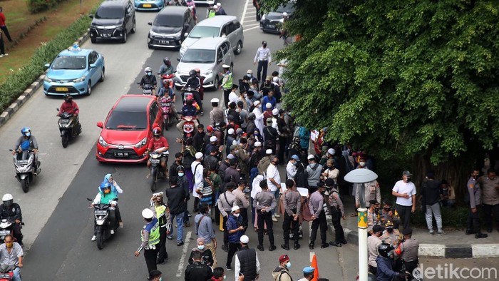 Para pendukung Habib Rizieq Shihab yang terdiri dari laki-laki dan perempuan berkumpul di depan PN Jakarta Timur. Mereka hendak menghadiri sidang perdana HRS.