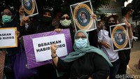 Persidangan Habib Rizieq sendiri berlangsung panas. Tim pengacara Habib Rizieq protes keras karena kliennya tak dihadirkan secara langsung di PN Jaktim.