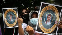 Para emak-emak pendukung HRS berkumpul di depan PN Jaktim karena dilarang masuk ruang sidang.