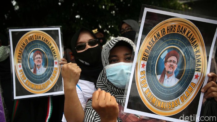 Para pendukung Habib Rizieq Shihab yang terdiri dari laki-laki dan perempuan berkumpul di depan PN Jakarta Timur. Mereka hendak menghadiri sidang perdana HRS.