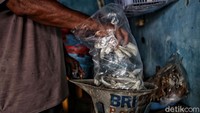 Para nelayan juga mendapatkan bantuan CSR dari BRI untuk memajukan usahanya. Bantuan tersebut antara lain rantang untuk mencuci ikan, sealer untuk mengemas, hingga timbangan.