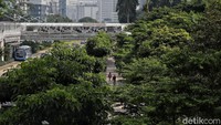 Salah satu trotoar yang telah dibenahi adalah trotoar di sepanjang Jalan Sudirman-Tharmin, Jakarta.