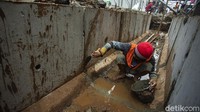 Pantauan detikcom, di kawasan Jalan Srikaya II, sejumlah pekerja tengah menyelesaikan penataan Stasiun Gondangdia.
