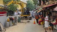Penampakan sejumlah petugas tengah menyelesaikan penataan Stasiun Gondangdia. Alat berat pun dikerahkan untuk membantu pekerja menyelesaikan penataan stasiun tersebut.