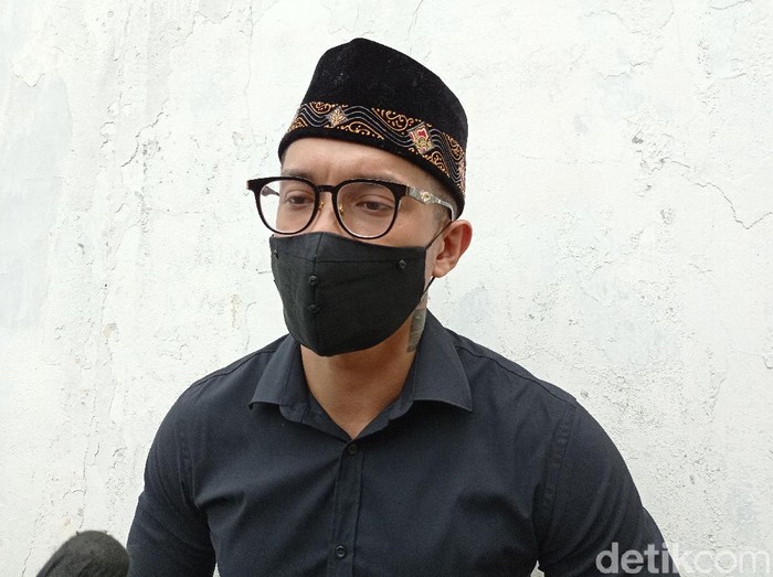 Miller Khan datang ke rumah duka Anton Medan