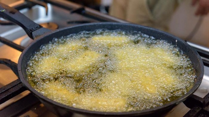 Netizen mendaur ulang minyak goreng bekas menjadi sabun cuci