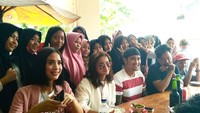 Makan bareng rekan artis, Ovi Dian langsung dikerubuti para penggemarnya. Momen tersebut dalam langka promosi film 3 Dara yang dibintangi. Foto: Instagram @ovi_dian