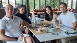 Cantiknya Pose Ovi Dian saat Makan di Restoran Mewah