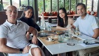 Momen kuliner Ovi Dian yang satu ini sukses mencuri perhatian netizen. Posenya cantik sambil menikmati pizza. Foto: Instagram @ovi_dian
