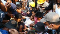 Pertumpahan darah terus terjadi di Myanmar. Sedikitnya 20 orang demonstran antikudeta tewas ditembak di Myanmar pada Senin (15/3). Protes dan kerusuhan terus memanas di Myanmar usai junta militer merebut kekuasaan enam minggu lalu.