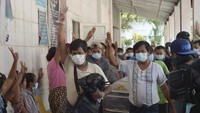 Diketahui selain demonstran antikudeta, beberapa yang tewas adalah warga sipil yang bahkan tidak berpartisipasi dalam protes. Sebagian besar tewas di Myanmar tengah, sementara setidaknya tiga orang tewas di pusat perdagangan Yangon.
