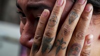Hae Nu Naing, saudara perempuan Saw Pyae Naing menangis di dekat jenazah saudaranya yang tewas tertembak.