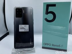 Menggenggam Oppo Reno5 F