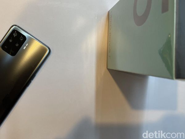 Menggenggam Oppo Reno5 F