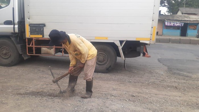 Pekerjaan saluran air di Jl Industri Kabupaten Bekasi.