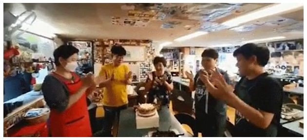 pemilik restoran yang sering dikunjungi BTS saat sebelum debut merayakan keberhasilan BTS yang bisa masuk nominasi Grammy Awards 2021.