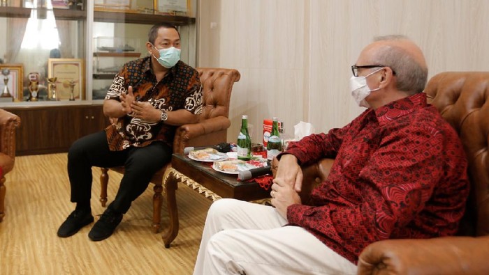 Pemkot Semarang Hendrar Prihadi menyambut kedatangan Dubes Prancis untuk Indonesia Olivier Chambard.