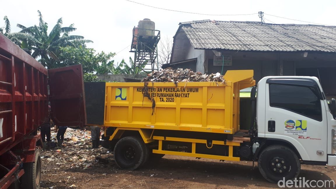 Pengangkutan sampah di Pasar Ajibarang, Banyumas, Jawa Tengah, 16 Maret 2021. (M Yusuf Fanany/detikcom)