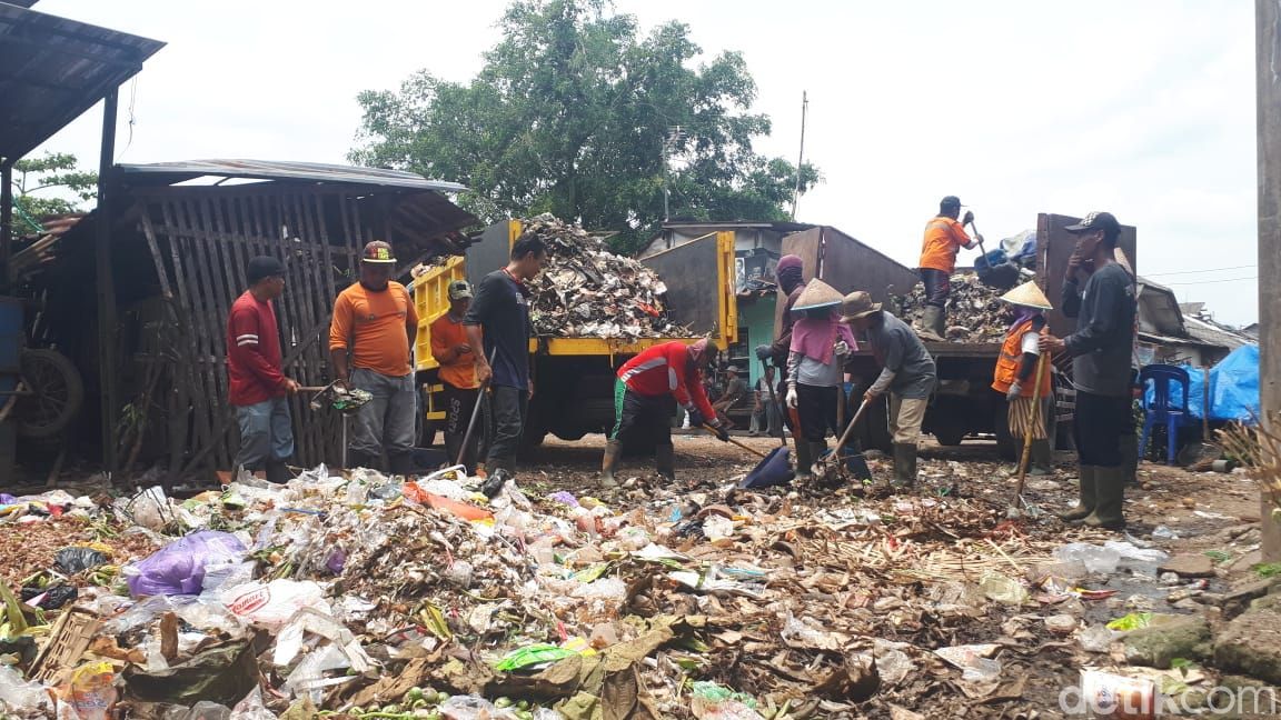 Pengangkutan sampah di Pasar Ajibarang, Banyumas, Jawa Tengah, 16 Maret 2021. (M Yusuf Fanany/detikcom) Pengangkutan sampah di Pasar Ajibarang, Banyumas, Jawa Tengah, 16 Maret 2021. (M Yusuf Fanany/detikcom)