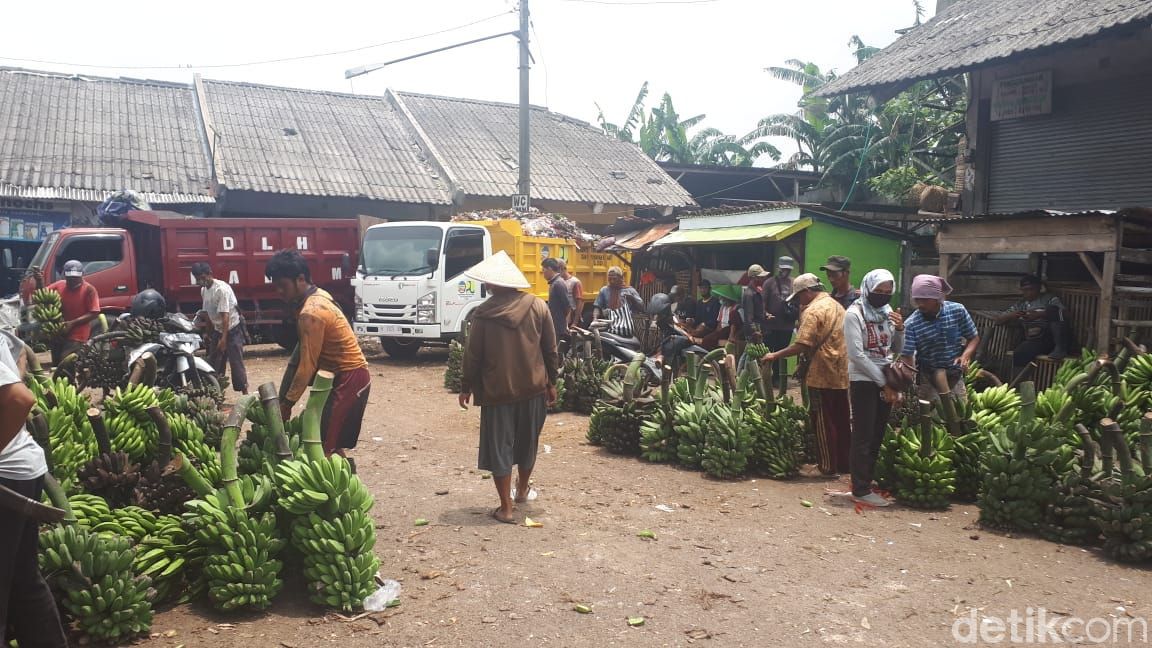 Pengangkutan sampah di Pasar Ajibarang, Banyumas, Jawa Tengah, 16 Maret 2021. (M Yusuf Fanany/detikcom)
