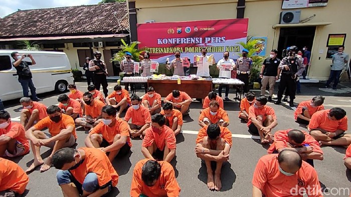 Dalam kurun 2 bulan, ada 41 orang yang diamankan di Kota Kediri dalam kasus narkoba. Sejumlah pelaku kerap menjual narkoba kepada pelajar.