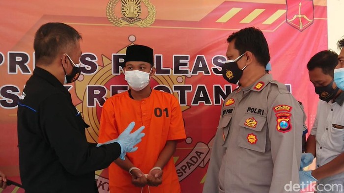 Polisi menangkap seorang pria yang melakukan pemalakan kepada sejumlah remaja di Tulungagung. Dalam aksinya, pelaku berlagak seperti polisi.