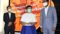 CEO FWD Group  Huynh Thanh Phong - Komisaris Utama merangkap Komisaris Independen Nurmala Kartini Pandjaitan Sjahrir - Direktur Utama FWD Insurance  Anantharaman Sridharan saat meresmikan employee program Bebas Duduk atau BeDug, sebuah inovasi terbaru bagi karyawan yang bekerja di kantor FWD Insurance di Jakarta (16/3/2021). 