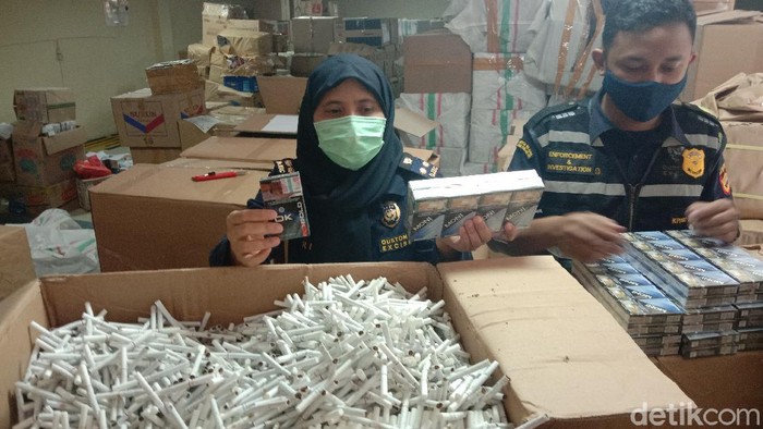 Petugas Bea Cukai Kudus saat menunjukkan barang sitaan berupa rokok ilegal di kantornya, Selasa (16/3/2021).