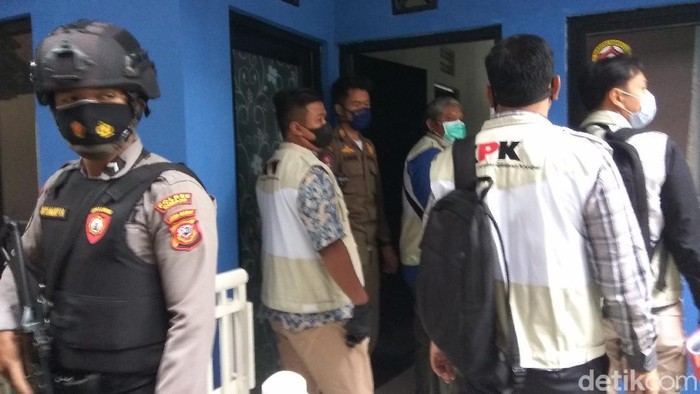 Petugas KPK datangi rumah pribadi Bupati Bandung Barat Aa Umbara.