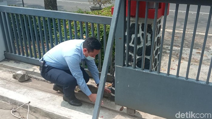 Petugas saat tunjukkan posisi penyimpanan sabu di Rutan Bandung