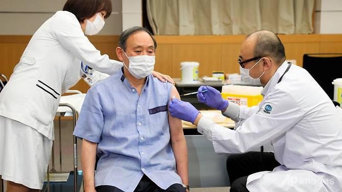 PM Suga divaksin COVID-19 jelang pertemuan dengan Joe Biden bulan depan